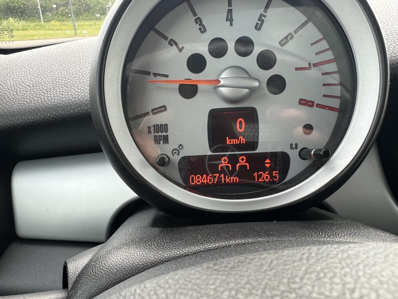 Dealeronderhouden Mini one uit 2010 met slechts 84.700 km met Panoramadak!!
