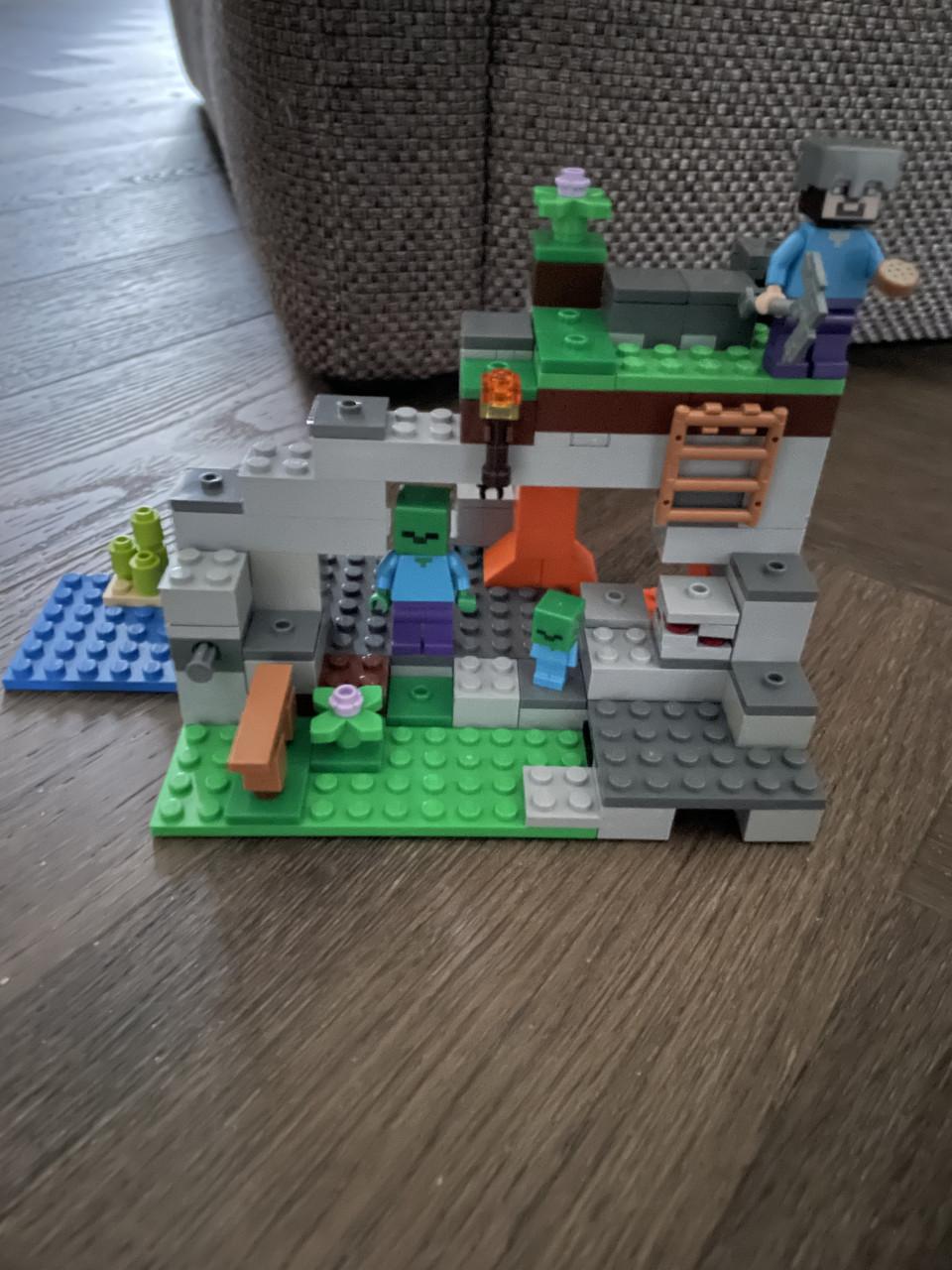 Lego Minecraft: De zombiegrot 21141