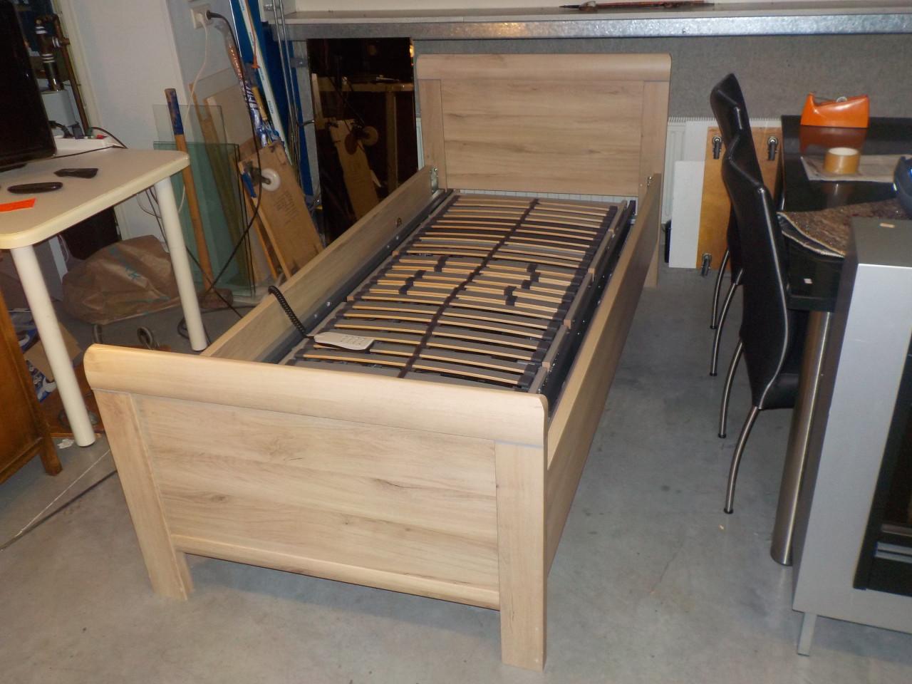Elektrisch hoog/laag ledikant 90 x 200 cm in nieuw staat