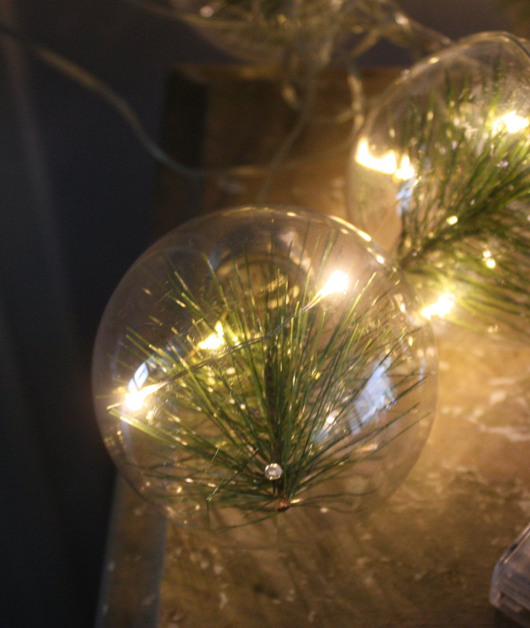 Kerst slinger met kerstballen met takjes en licht
