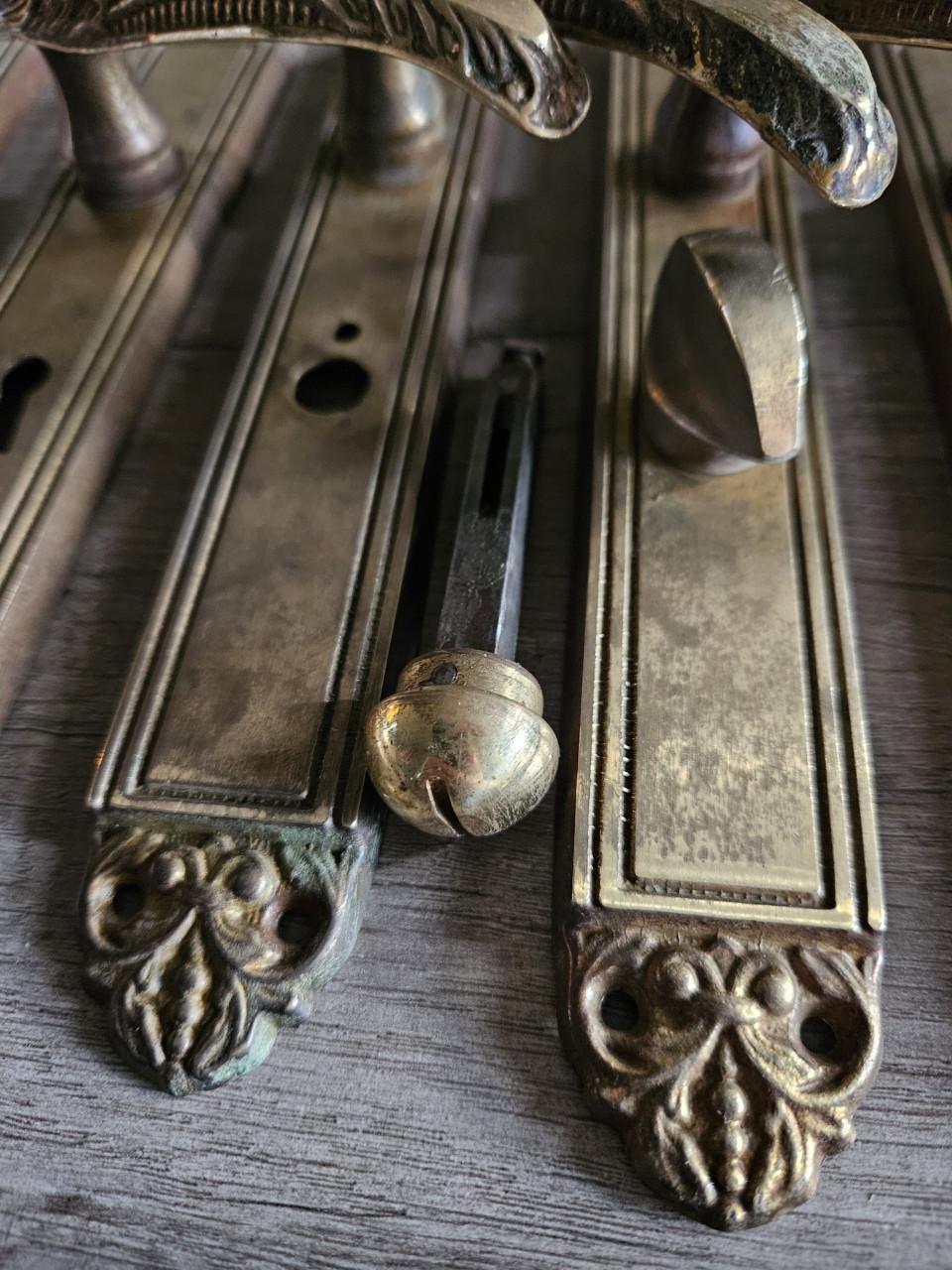 4 x antieke italiaanse deurbeslag met klinken, zijn compleet