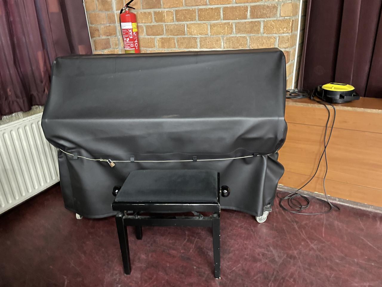Te koop wegens beëindiging activiteiten mooie Piano Eterna Zwart Hoogglans