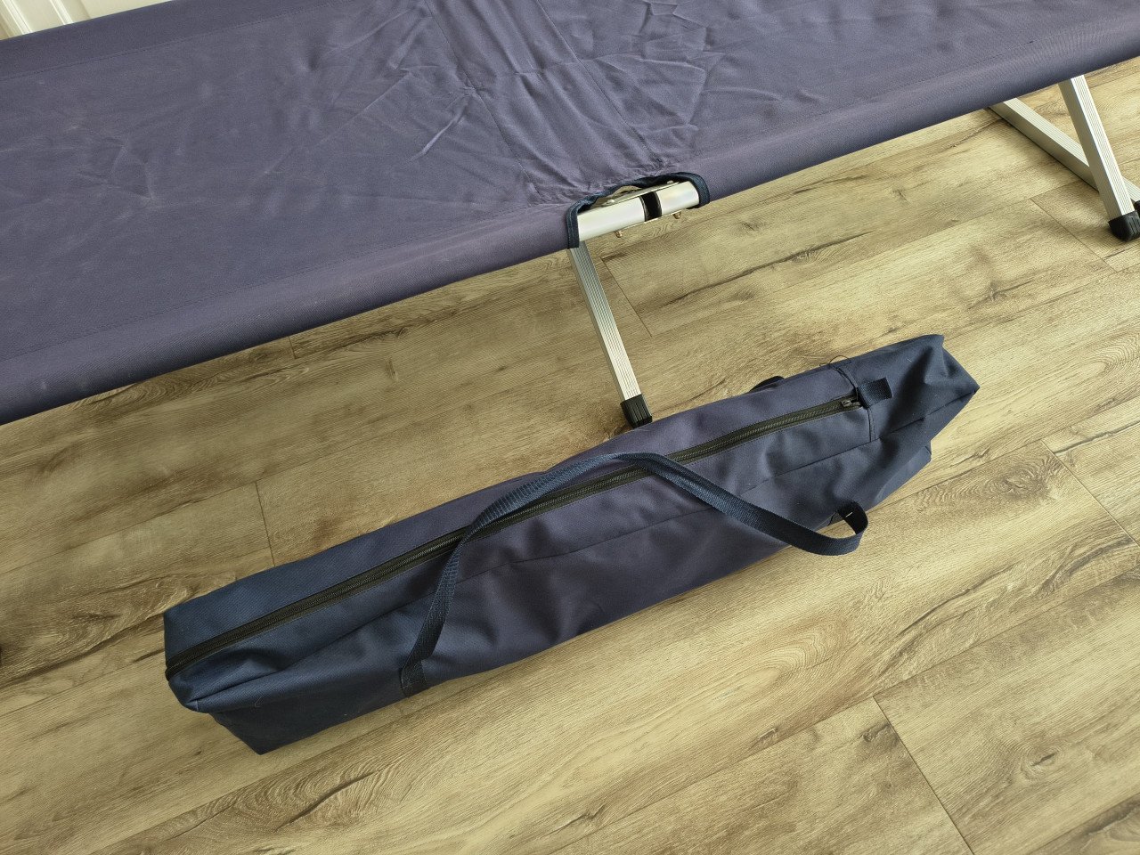 2x stevig veldbed van Camp. Kampeerbed, ligbed met draagtas.