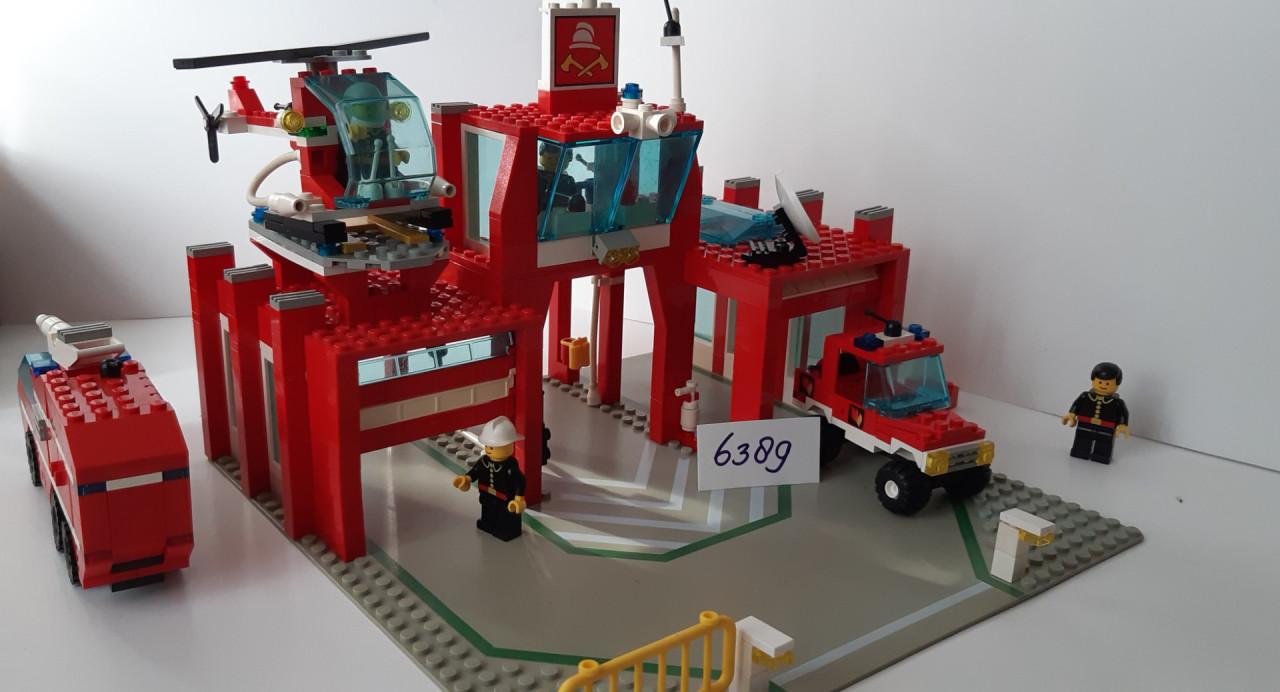 Lego Classic Town 6389: brandweerkazerne + heli, spuitwagen, brandweerauto