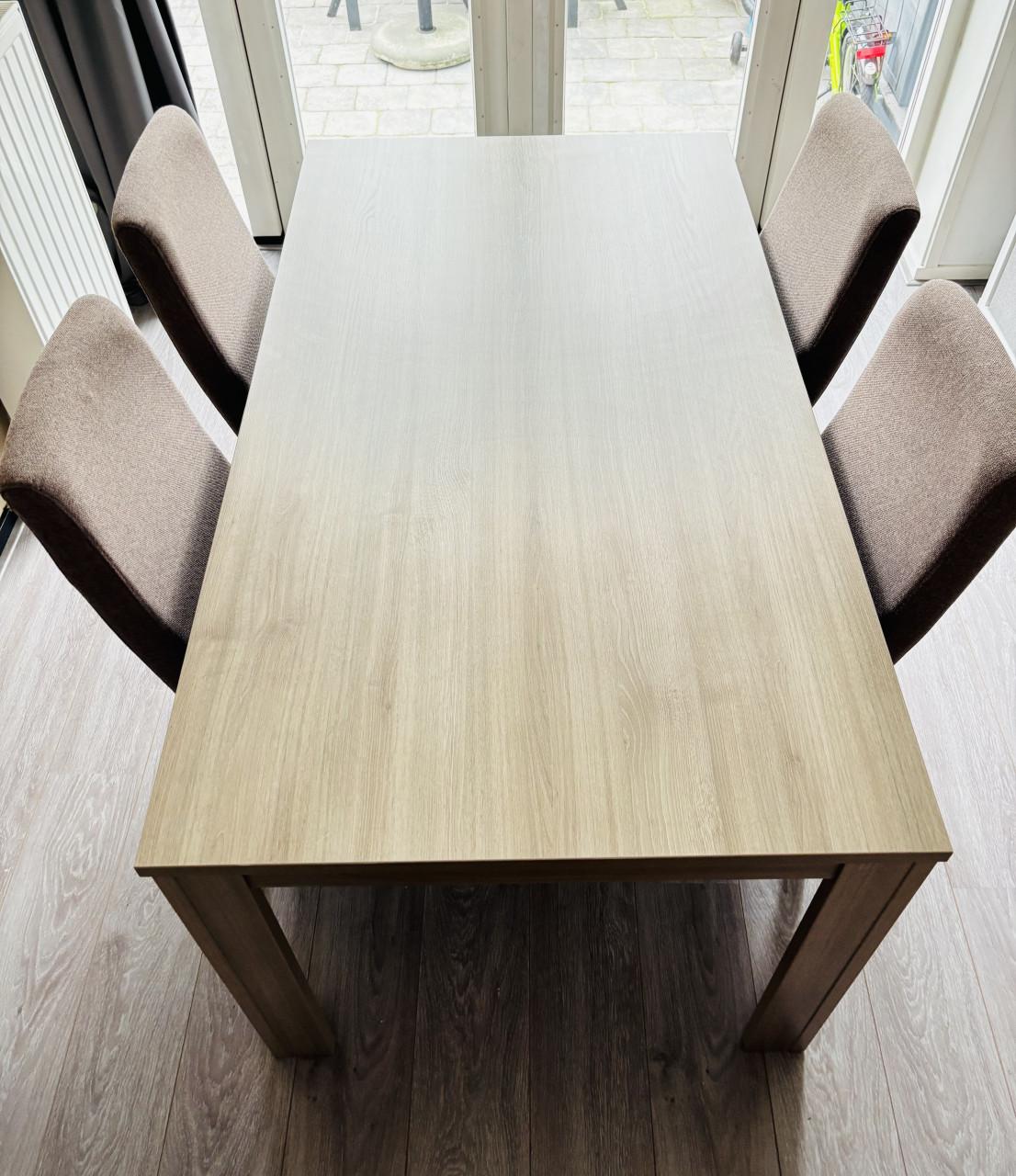 Tafel met 4 stoelen