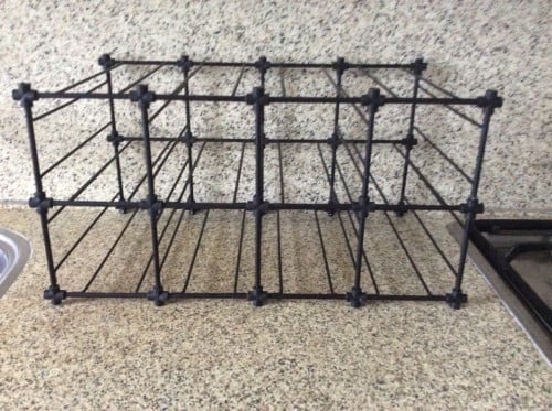 Wijnflesrekje voor minstens 8 flessen. Afmeting: 42x22x24 cm.