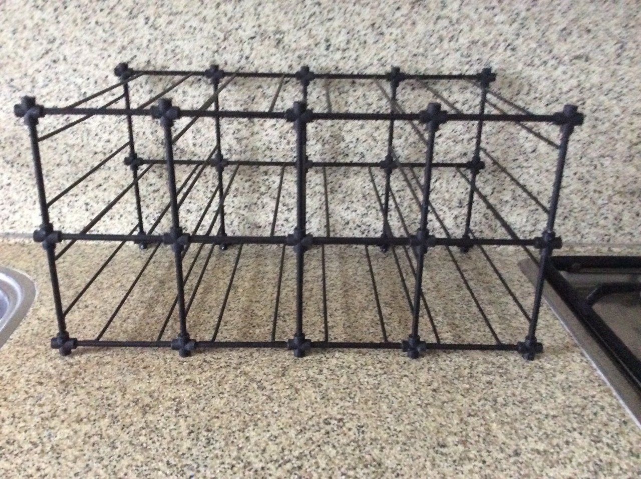 Wijnflesrekje voor minstens 8 flessen. Afmeting: 42x22x24 cm.