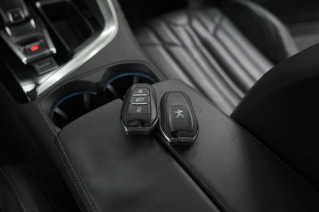 Peugeot 3008 puretech 130 eat6 allure | camera | navigatie | apple carplay 