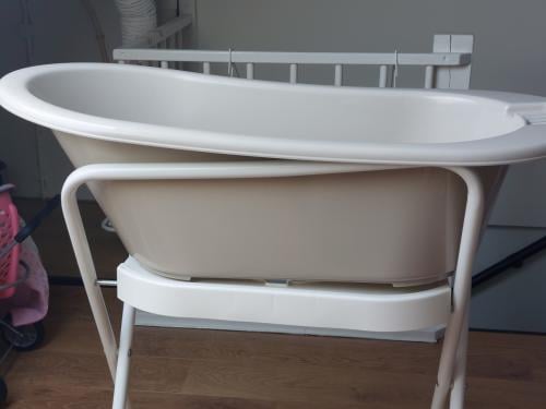 Babybadje Bébéjou (taupe bruin) met standaard