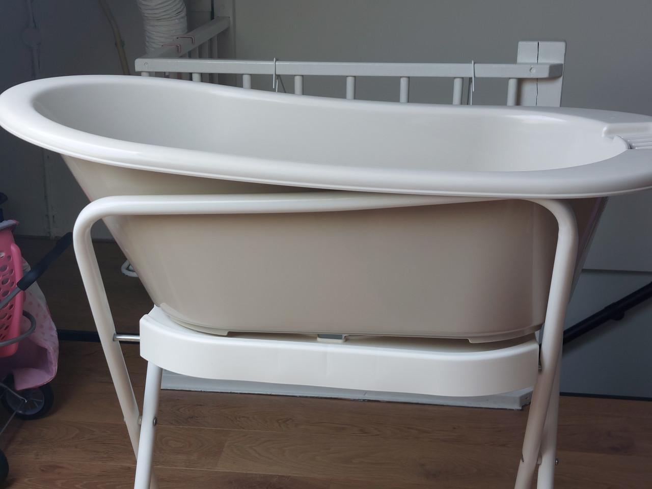 Babybadje Bébéjou (taupe bruin) met standaard