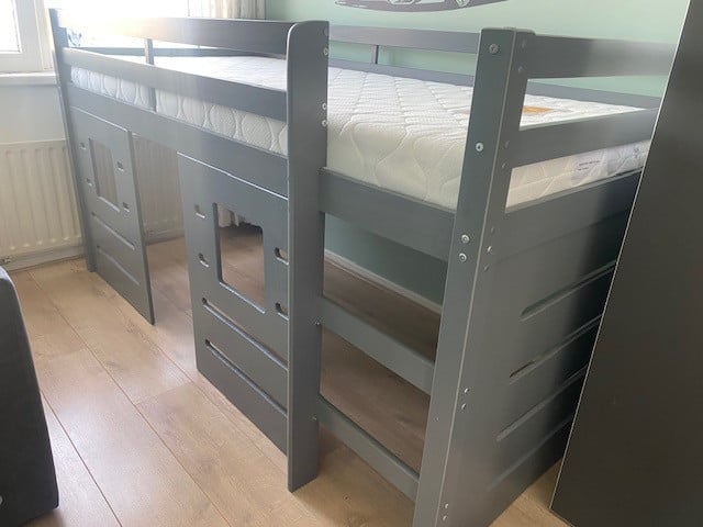 Kinderbed half hoogslaper grijs incl. matras