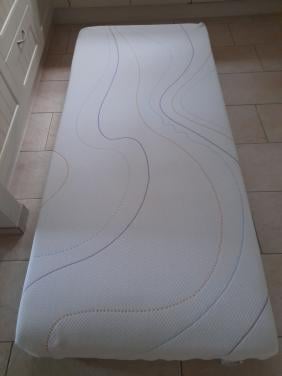 M-line wave matras  90 x 200 x 23 dik (in goede nette staat )