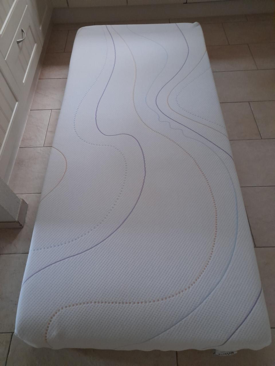 M-line wave matras  90 x 200 x 23 dik (in goede nette staat )