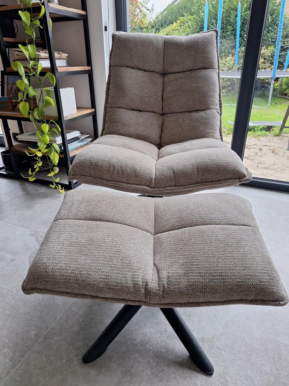 Fauteuil met hocker