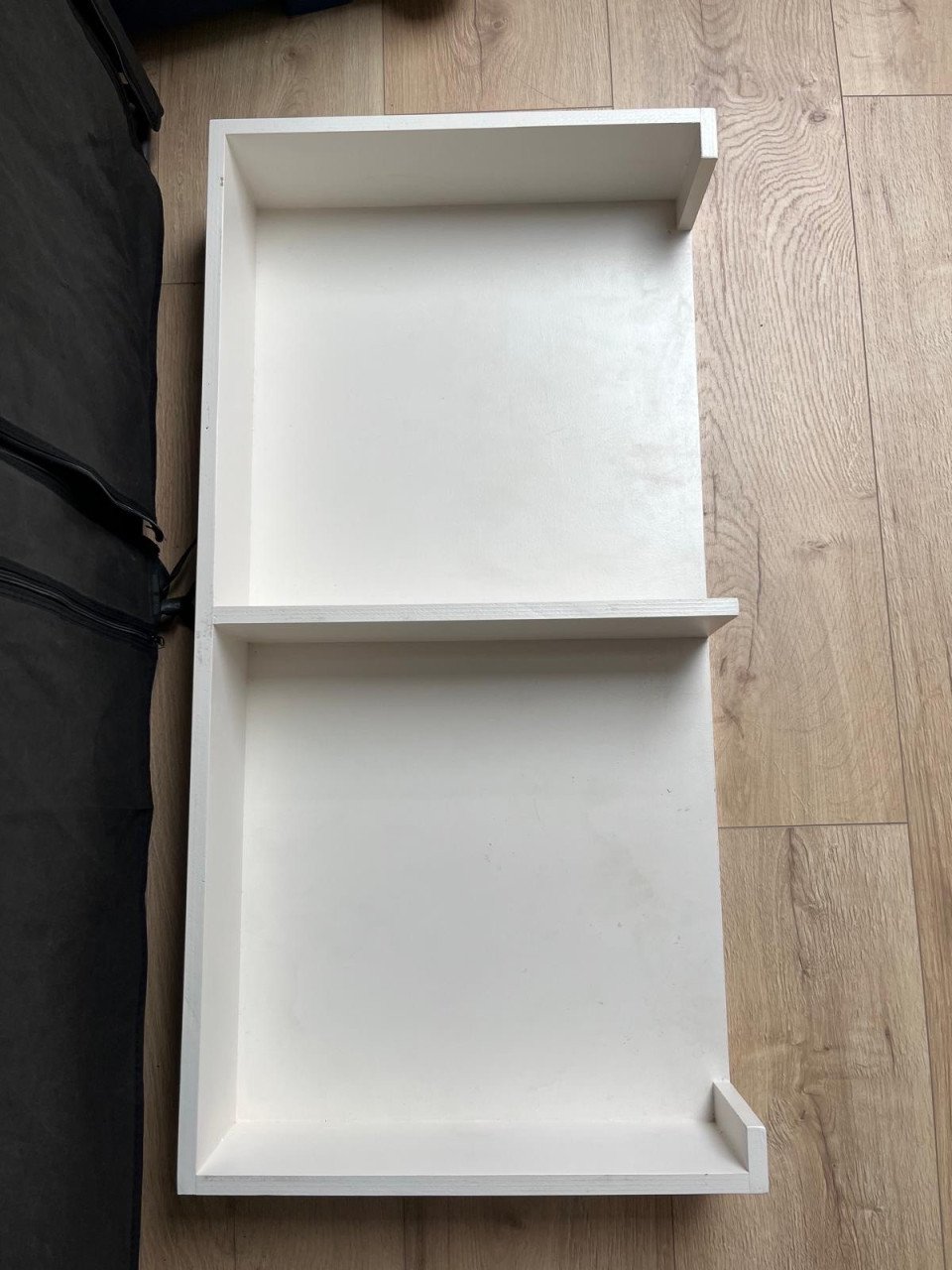 Leuk kastje met spiegel en koperen handgrepen.