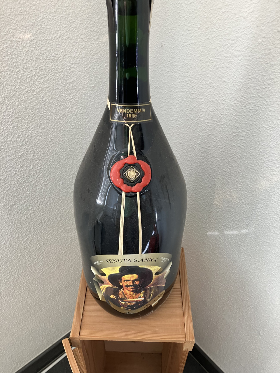 Te koop in krat grote 5 liter fles rode wijn uit 1996
