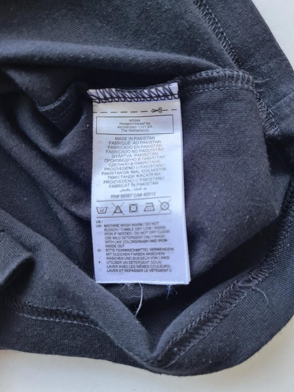 Adidas zwart-wit T-Shirt Maat 128