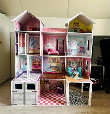 Groot houten poppenhuis