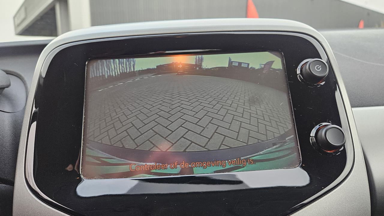 Zuinige TOYOTA AYGO 1.0 5drs. X-PLAY 2015 / NL AUTO / NAP 97.471 km !