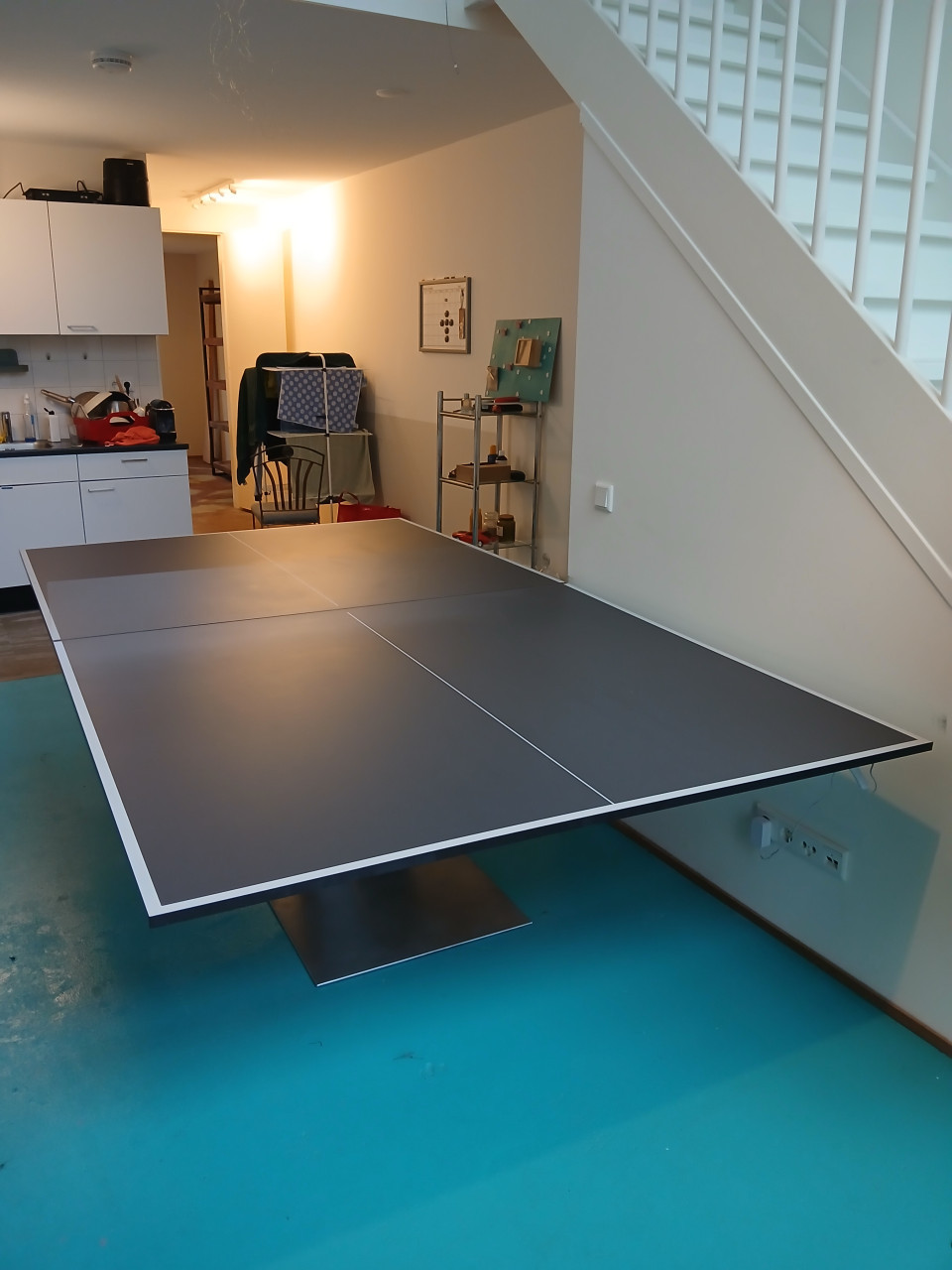 Unieke tafeltennistafel design met stalen poot en bladen