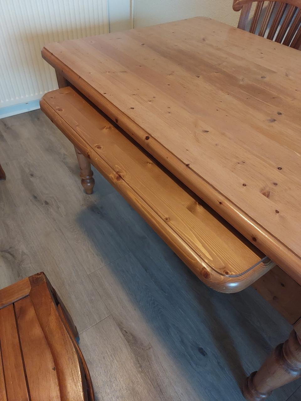 Eettafel en eetkamerstoelen