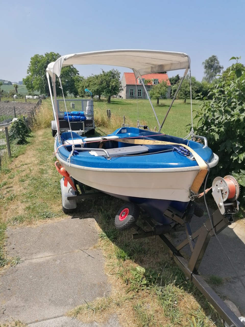 Boot met  trailer en 5 pk Mercury kortstaart motor .