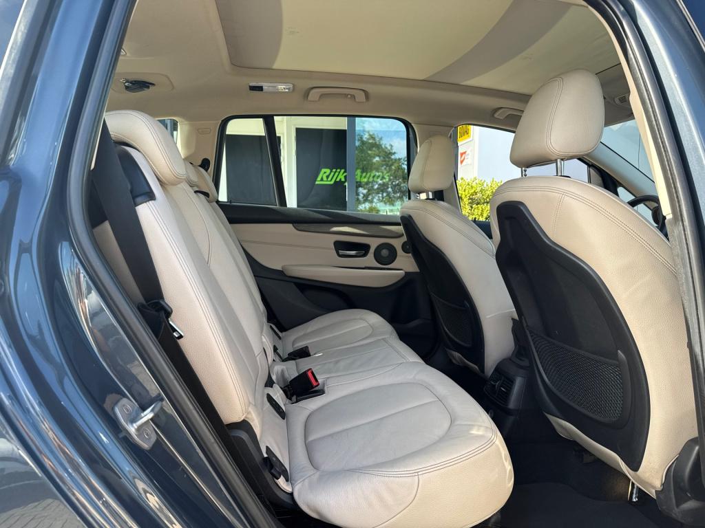 BMW 2-serie gran tourer 220i luxury 7p. * trekhaak * leer * panoramadak * n