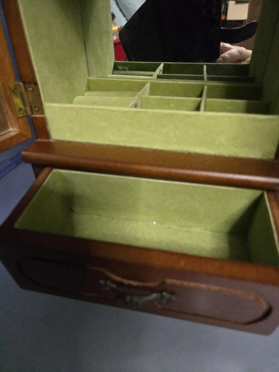 Houten vintage sieradenkastje met twee glazen deurtjes