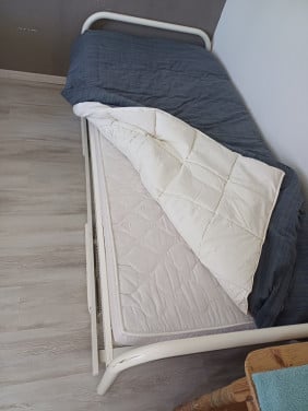 Metalen bed met spiraalbodem en matras. Afhalen in Goes.