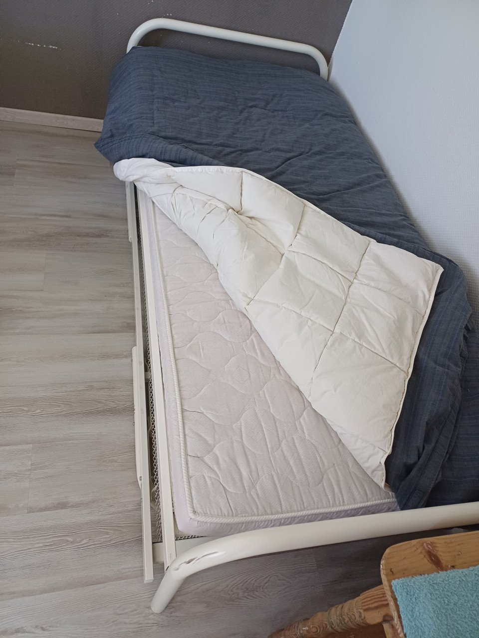 Metalen bed met spiraalbodem en matras. Afhalen in Goes.