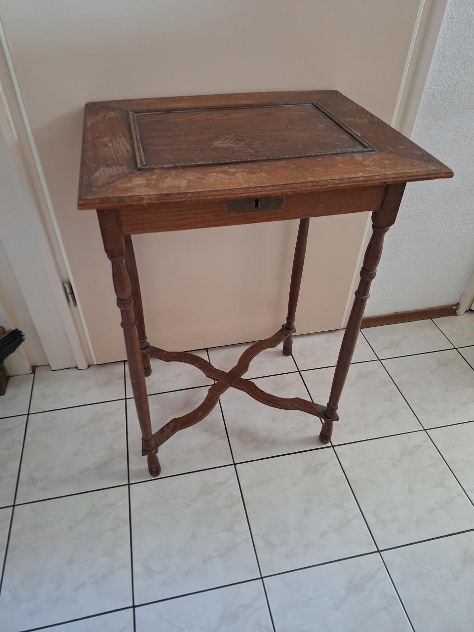 Antiek tafeltje