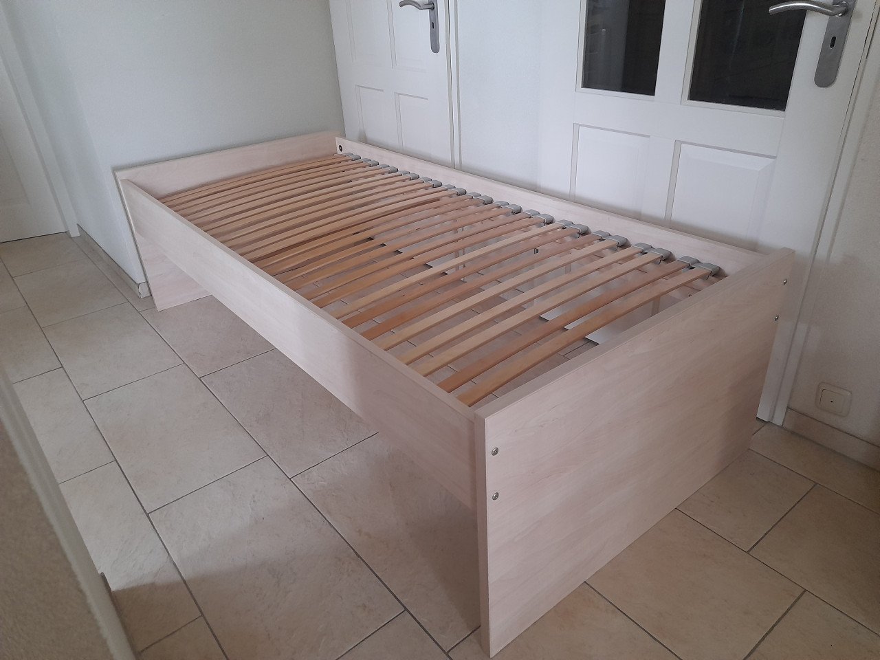 1 Persoons bed 90 x 200 (in goede nette staat )