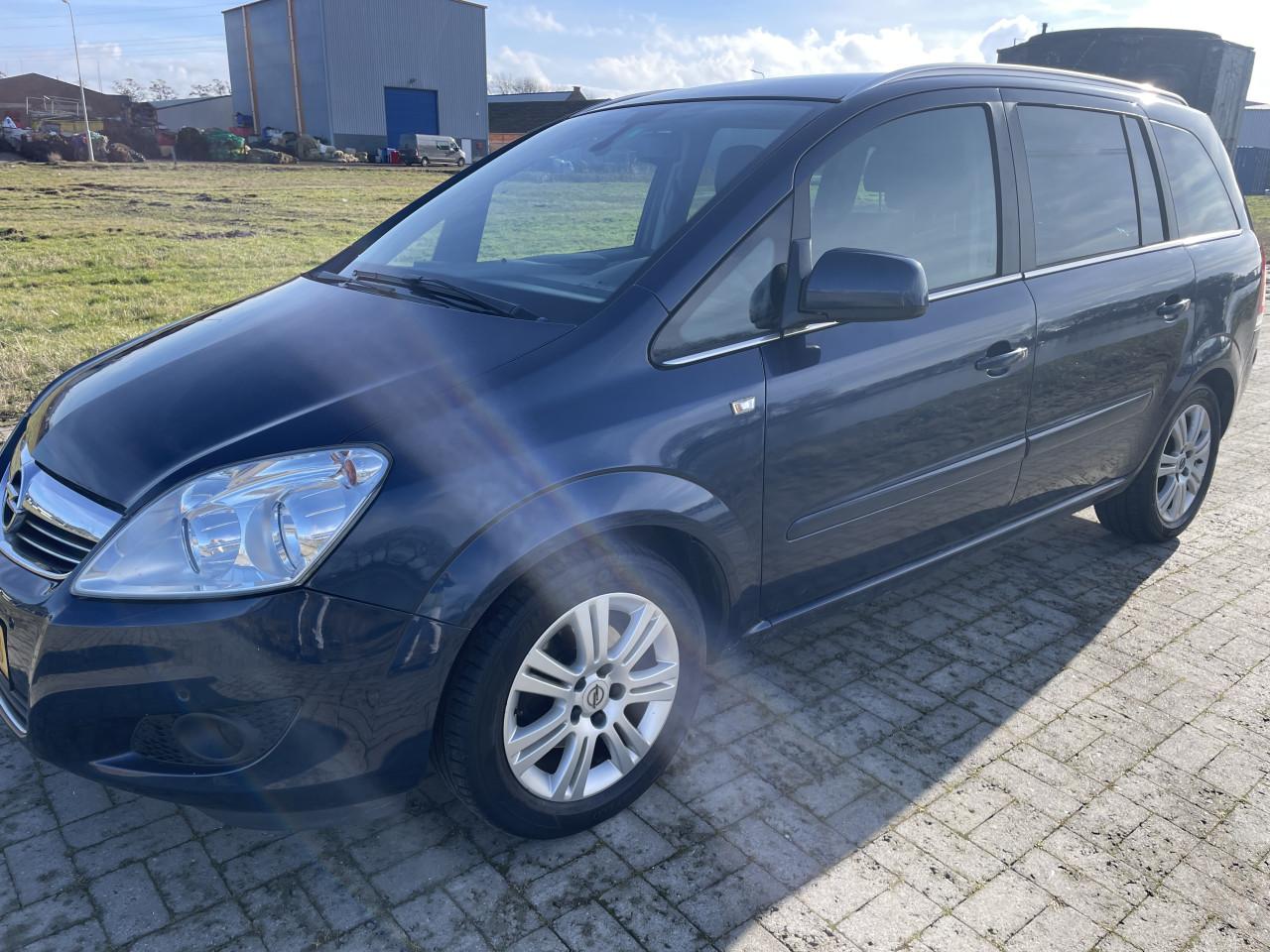 Opel zafira 1.6 cosmo 2012 7 zits