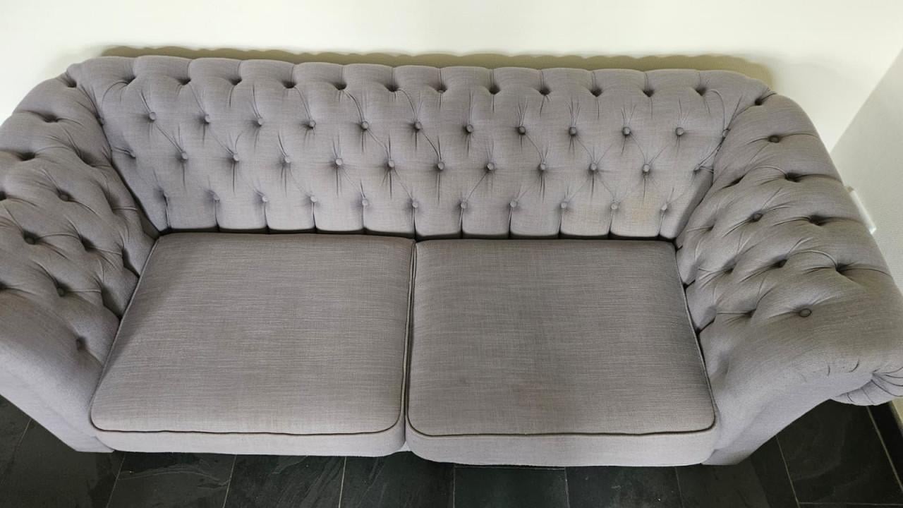 Stijlvolle Grijze Chesterfield Tweezitsbank