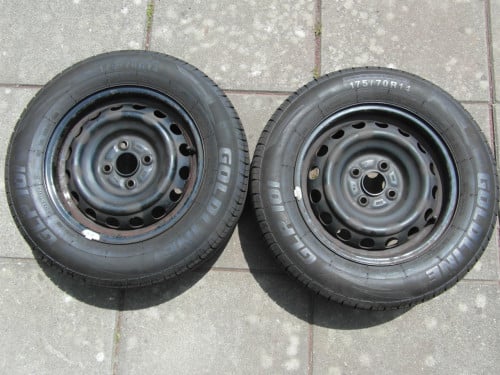 Twee zomerbanden 175/70R 14