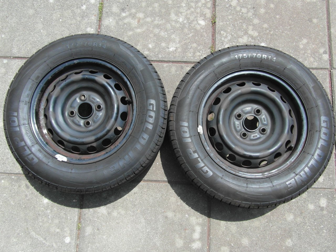 Twee zomerbanden 175/70R 14