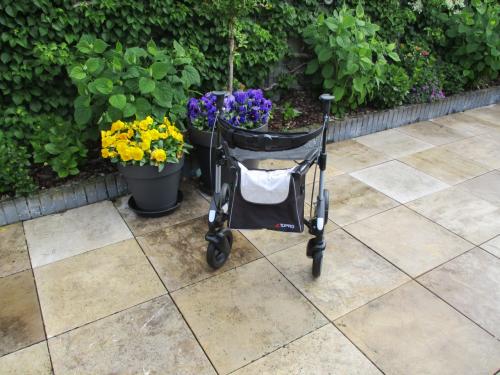Zgan Topro Troja 2G  lichtgewicht rollator met zitje grote tas en rugsteun