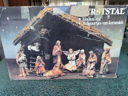 Kerststalletje met beeldjes