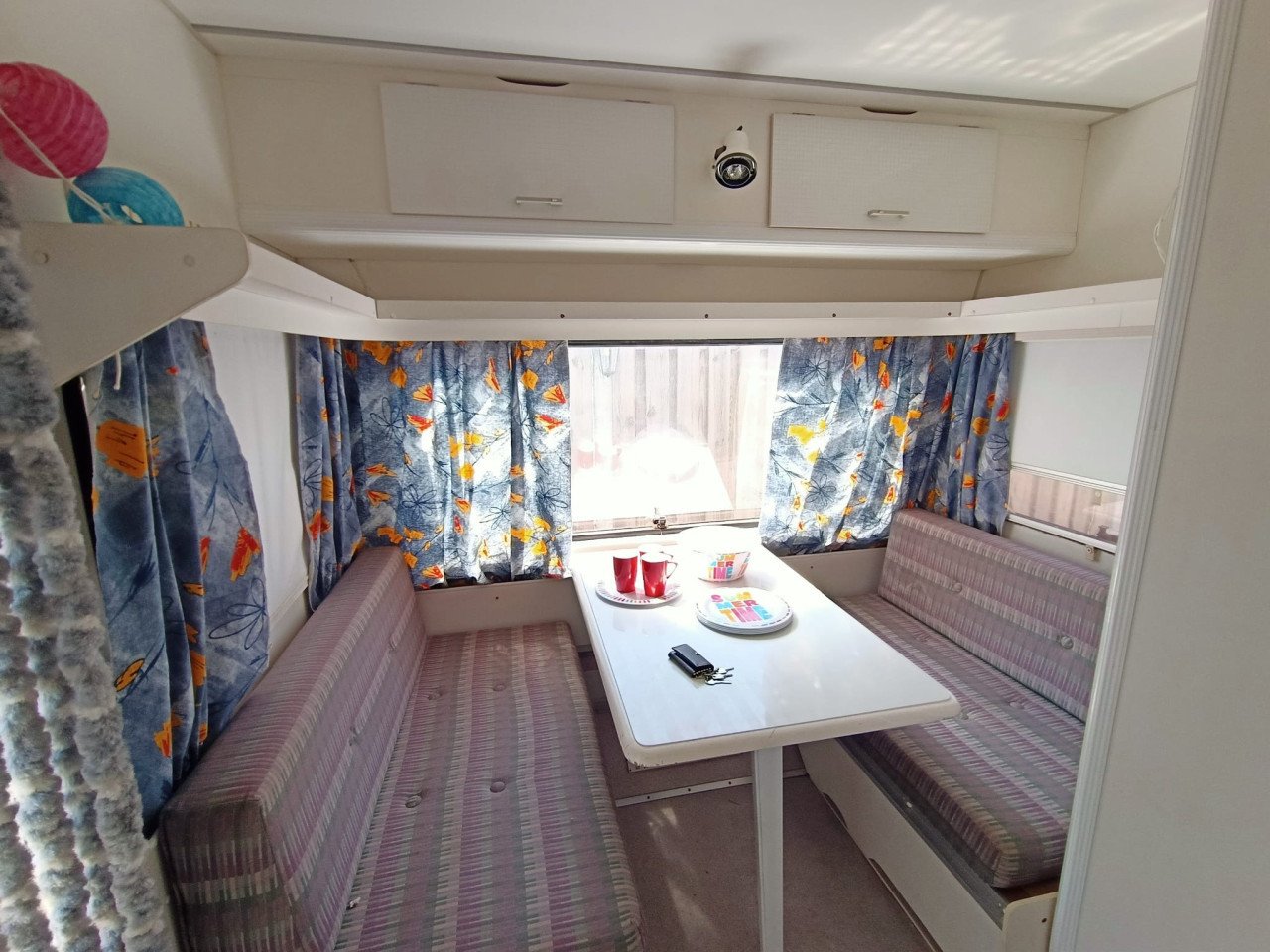 Gezinscaravan Kip 48T van 1990 met zonnepaneel