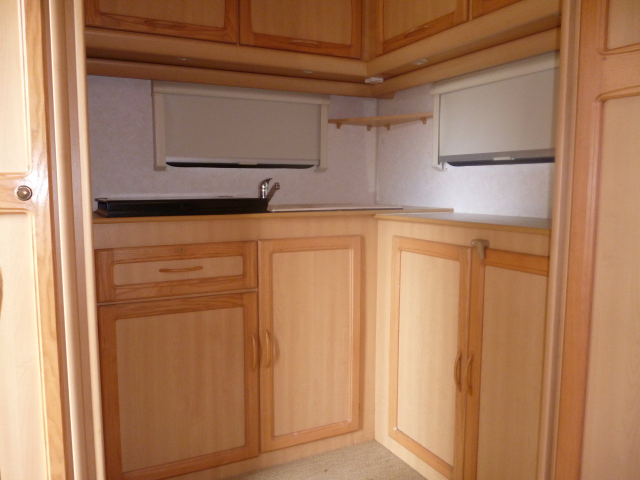In Pr. St:  HYLANDER 410  PROVENCE   DOREMA LUIFEL MET FRAME EN ZIJSTUKKEN