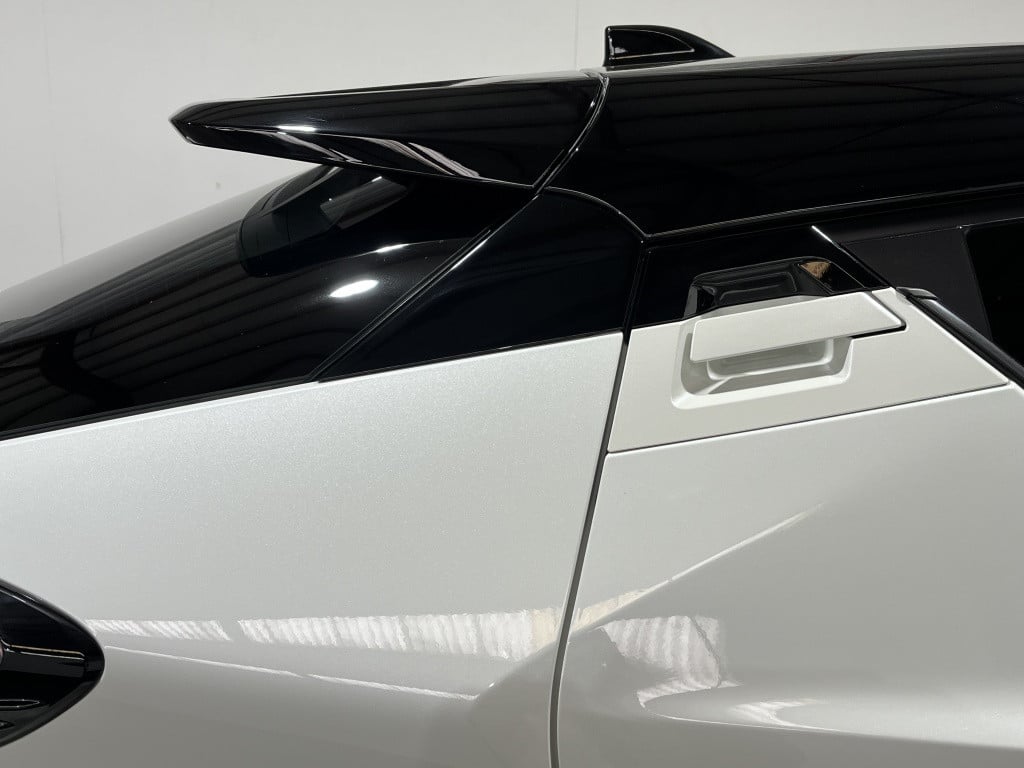 Toyota C-hr 1.8 hybrid bi-tone plus | leer | camera | trekhaak |