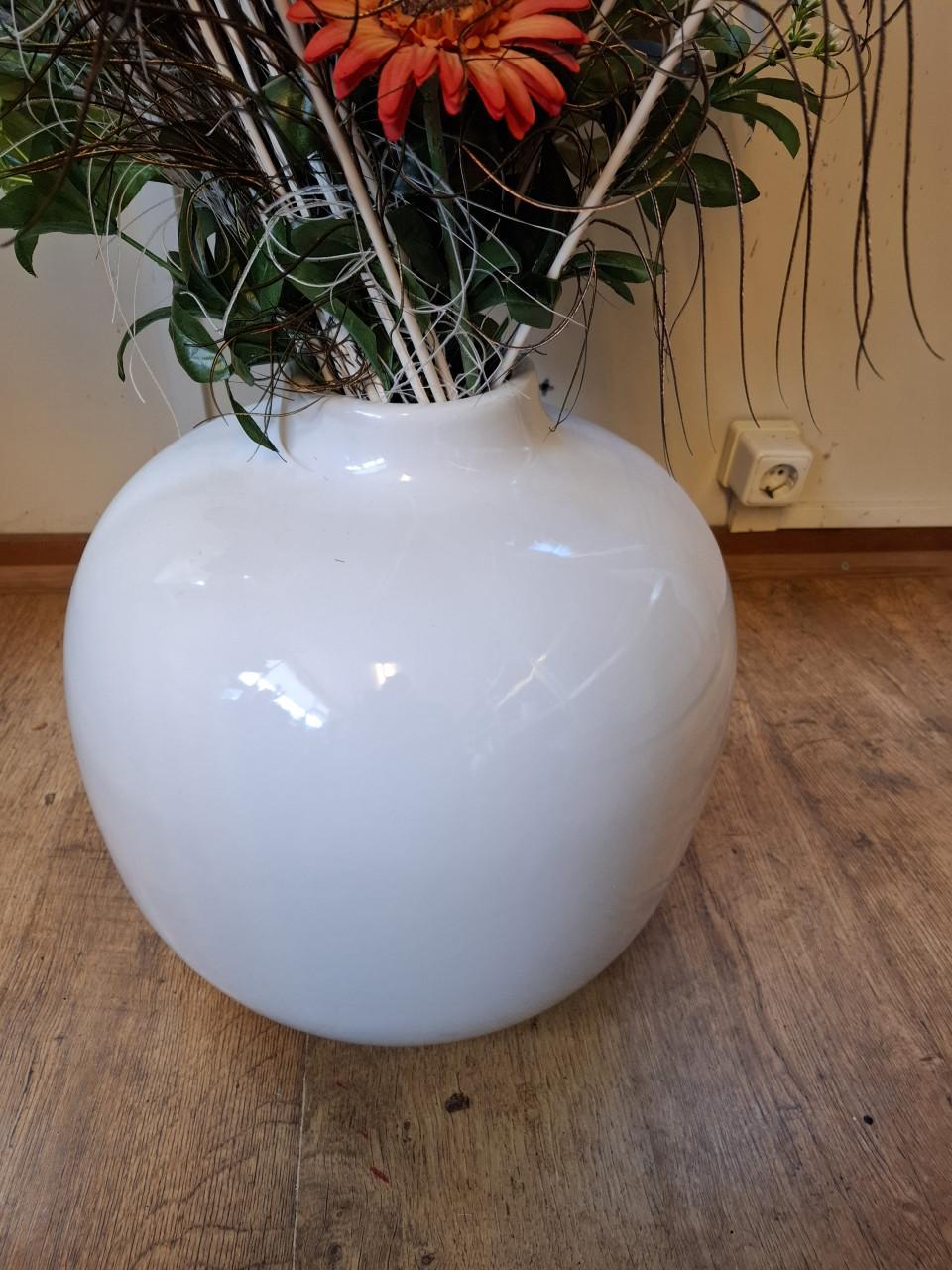 Grote vaas met kunstbloemen