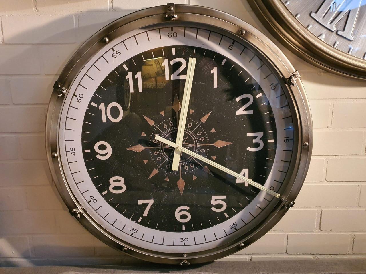 DECORATIE, VERLICHTING, BANKEN, STOELEN, KASTEN, KLOKKEN, 3Z FACTORY