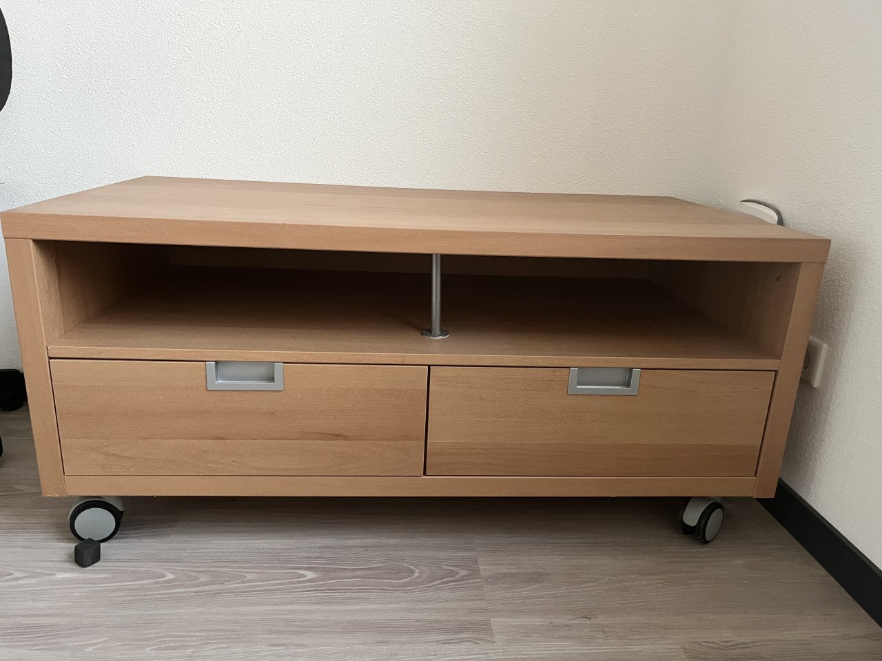 Bureau en tv kast op wielen