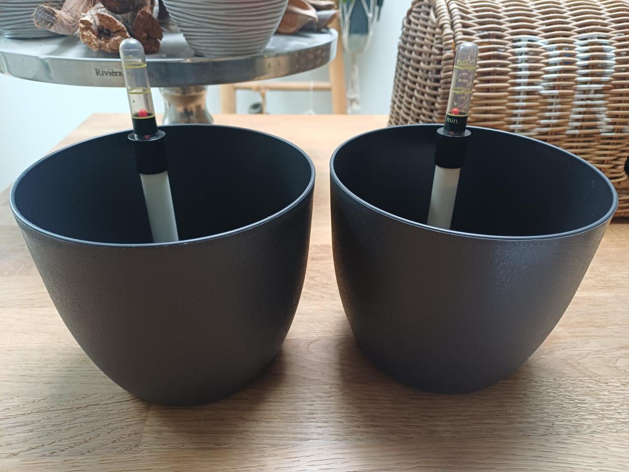 Grijze (plastic) bloempotten met water indicator: makkelijk!