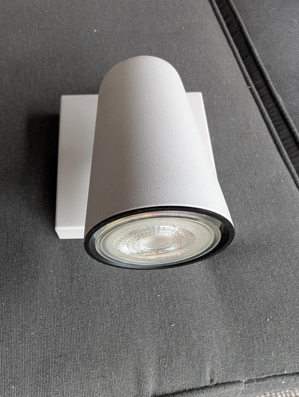 Badkamermeubel, kraan en lamp