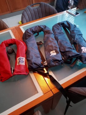 3 zelfopblazende zwemvesten Secumar