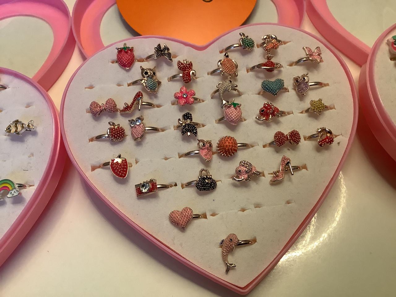 Partij leuke kinderringen. ( partij 76)