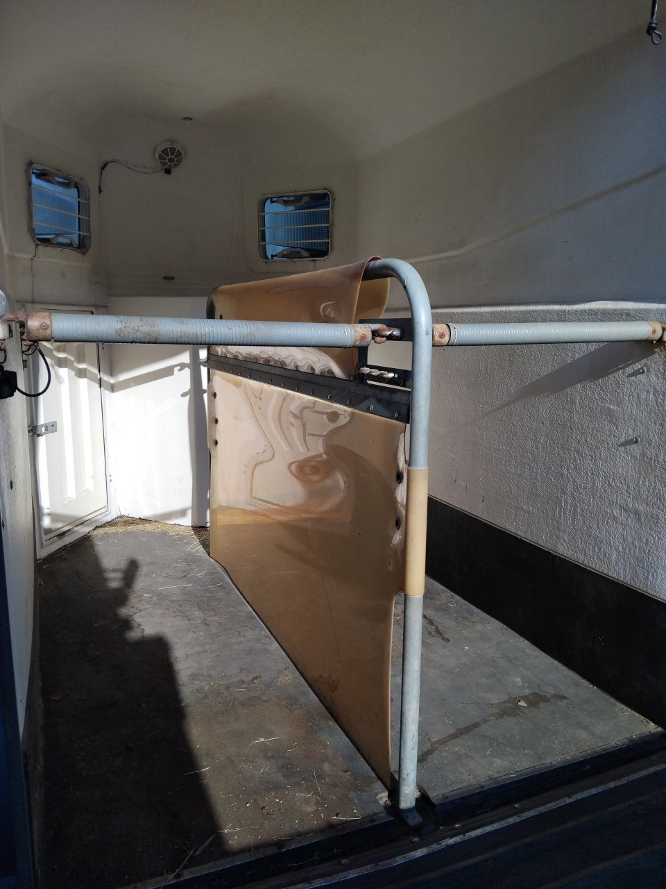 Vol polyester 2 paards trailer  met zadelkamer