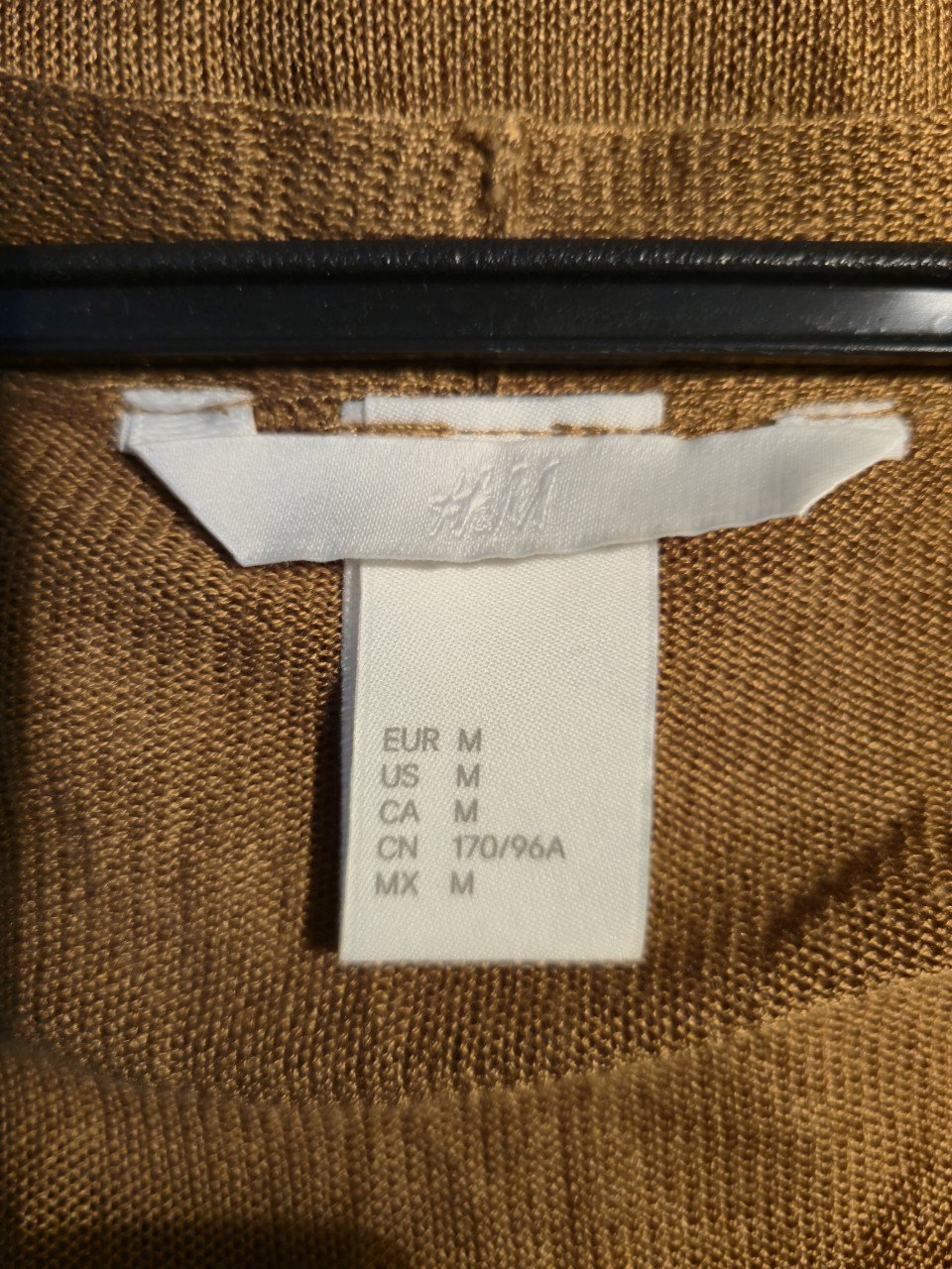 Dunne goudkleurige pullover H&M Maat M Lange mouwen en v-hals.